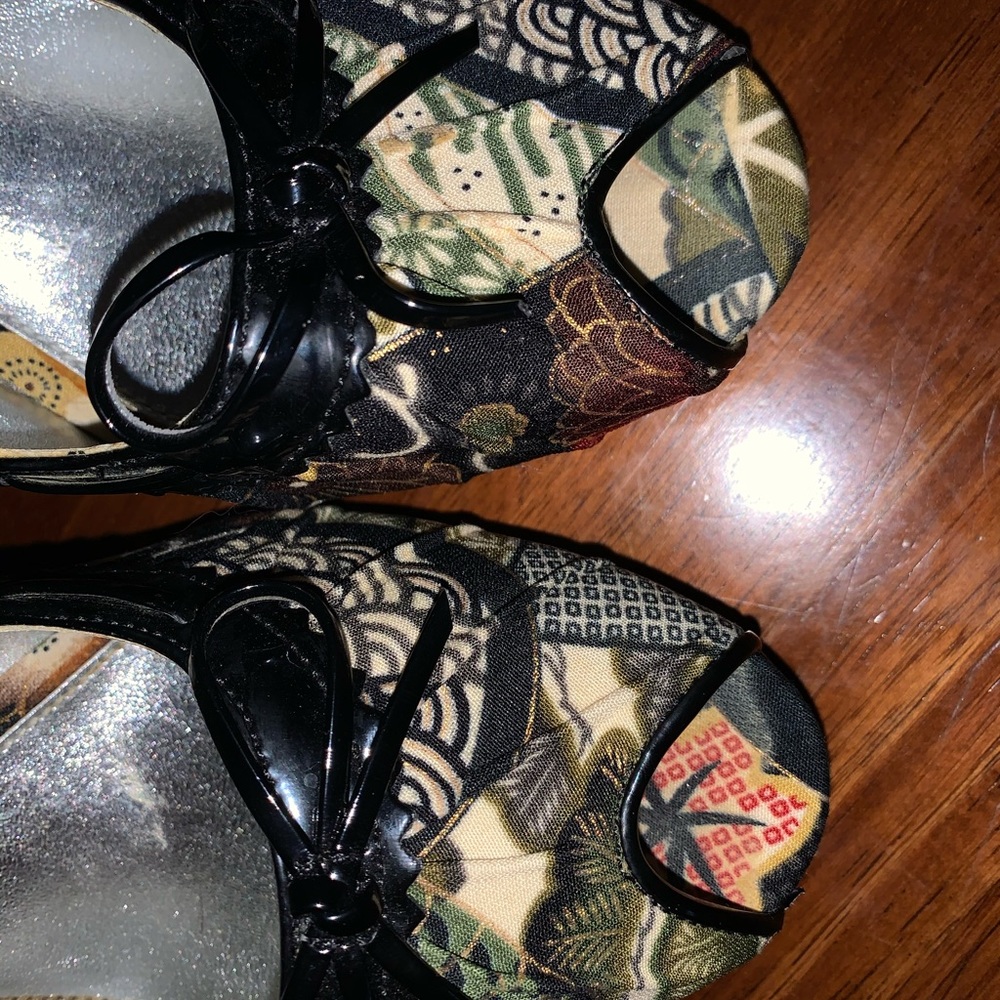 Unlisted by Kenneth Cole Fabric Corset Pumps - Picture 3 of 5